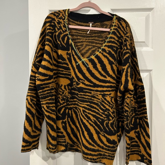 Free People cute and cozy sweater - Picture 2 of 2